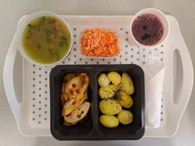 Obiad, dieta podstawowa: kompot owocowy b/c 250 ml, szpinakowa z ziemniakami 400 ml (seler, mleko), grillowany filet z kurczaka zapiekany z suszonymi pomidorami i mozzarellą 120 (mleko), ziemniaki gotowane z koperkiem 200 g, surówka z selera i marchwi 150 g (seler, mleko) Obiad, dieta podstawowa: kompot owocowy b/c 250 ml, szpinakowa z ziemniakami 400 ml (seler, mleko), grillowany filet z kurczaka zapiekany z suszonymi pomidorami i mozzarellą 120 (mleko), ziemniaki gotowane z koperkiem 200 g, surówka z selera i marchwi 150 g (seler, mleko)