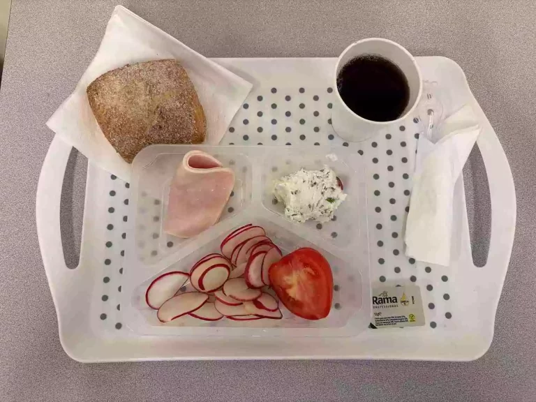 Śniadanie: dieta z ograniczeniem łatwoprzyswajalnych węglowodanów

Herbata czarna b/c 250ml, Bułka graham 100 g (gluten), Margaryna 60% tł. 10 g, Pasta twarogowa ze szczypiorkiem 50 g (mleko), Wędlina z indyka 40 g (soja), Rzodkiewka plastry 30 g, Pomidor 70 g.