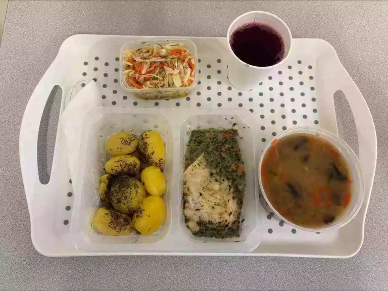 Obiad: dieta z ograniczeniem łatwoprzyswajalnych węglowodanów 

kompot owocowy b/c 250ml, pieczarkowa z zacierką 400ml (gluten, seler, jaja, mleko), morszczuk gotowany w sosie szpinakowym 100 g/70 ml (ryba, mleko), ziemniaki gotowane z koperkiem 200 g, surówka z białej kapusty i jabłka 150 g (mleko)