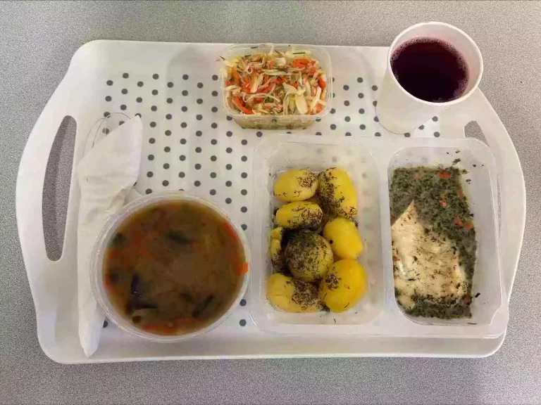 Obiad: dieta podstawowa

kompot owocowy b/c 250ml, pieczarkowa z zacierką 400ml (gluten, seler, jaja, mleko), morszczuk gotowany w sosie szpinakowym 100 g/70 ml (ryba, mleko), ziemniaki gotowane z koperkiem 200 g, surówka z białej kapusty i jabłka 150 g (mleko)