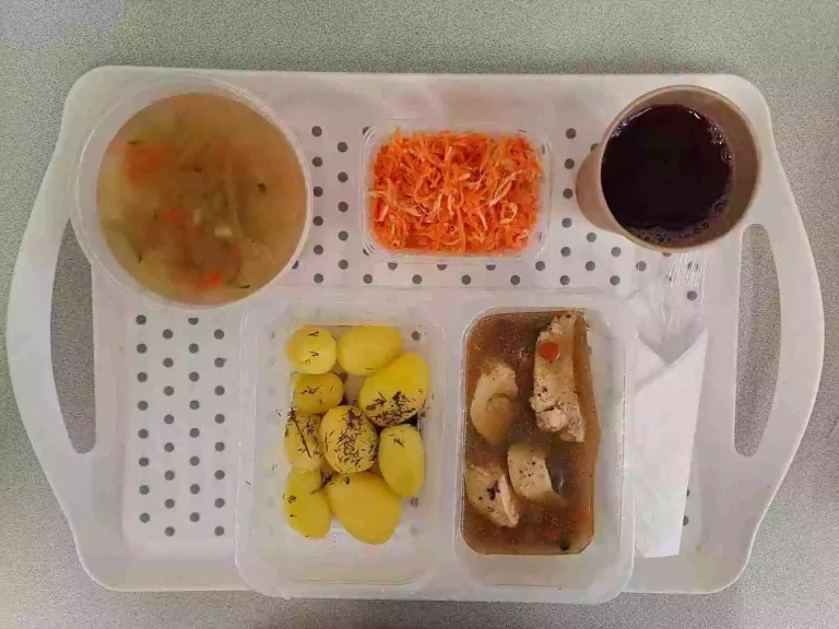 Obiad: dieta z ograniczeniem łatwoprzyswajalnych węglowodanów 

kompot owocowy 250ml, ogórkowa z ryżem 400 ml (seler, mleko), filet z kurczaka pieczony 100 g, sos pieczarkowy 70 ml (mleko, gluten), ziemniaki gotowane z koperkiem 200 g, surówka z selera i marchwi 150 g (seler, mleko)