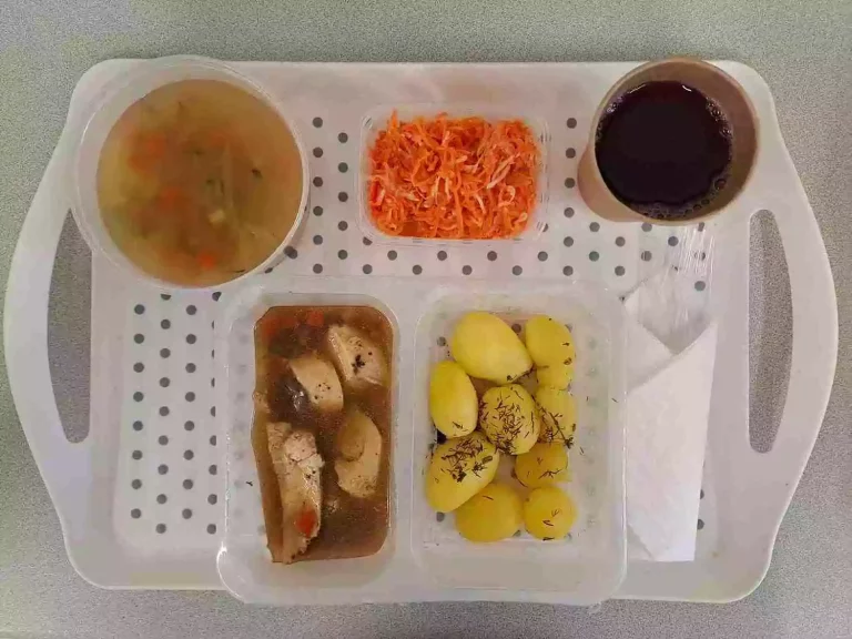 Obiad: dieta podstawowa

kompot owocowy 250ml, ogórkowa z ryżem 400 ml (seler, mleko), filet z kurczaka pieczony 100 g, sos pieczarkowy 70 ml (mleko, gluten), ziemniaki gotowane z koperkiem 200 g, surówka z selera i marchwi 150 g (seler, mleko)