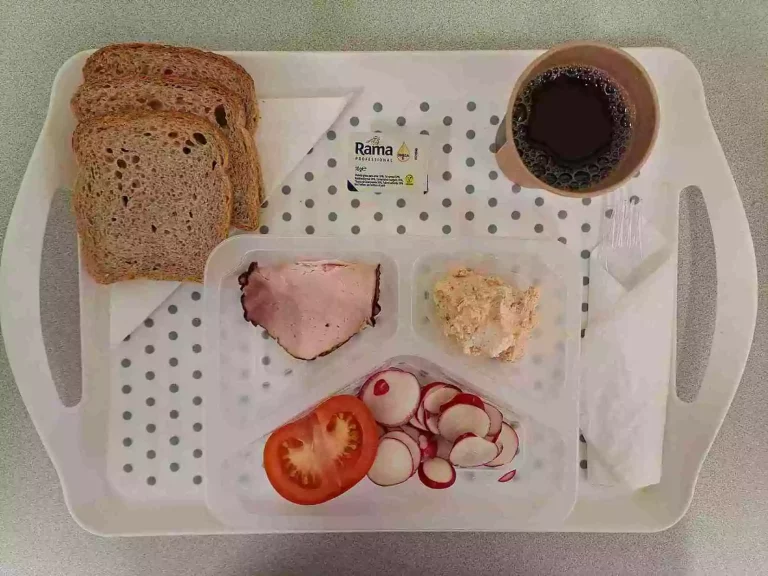 Śniadanie: dieta z ograniczeniem łatwoprzyswajalnych węglowodanów

herbata czarna b/c 250ml, chleb graham 100 g (gluten, sezam), margaryna 60% tł. 10 g, szynka wuja jana 40 g (soja), pasta z twarogu z suszonymi pomidorami 40 g (mleko), rzodkiewka plastry 30 g, pomidor 70 g