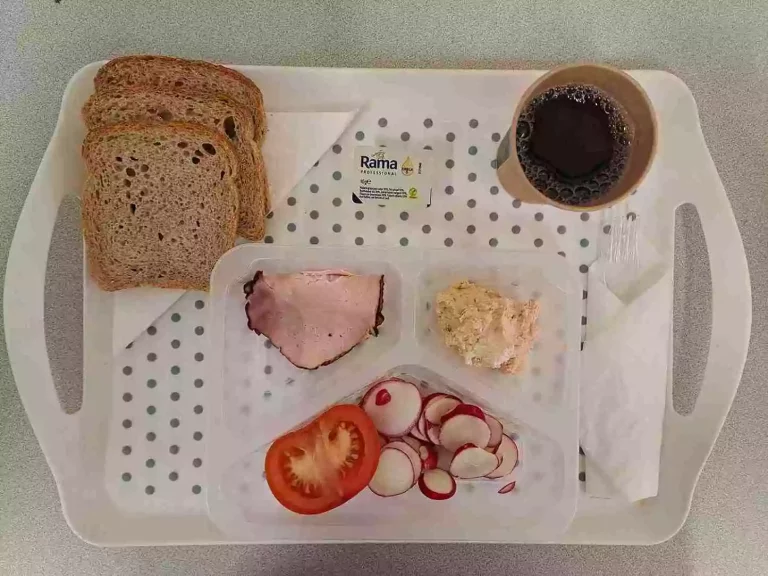 Śniadanie: dieta podstawowa

herbata czarna b/c 250ml, chleb graham 70 g (gluten, sezam), chleb pszenny 30 g (gluten), margaryna 60% tł. 10 g, szynka wuja jana 40 g (soja), pasta z twarogu z suszonymi pomidorami 40 g (mleko), rzodkiewka plastry 30 g, pomidor 70 g