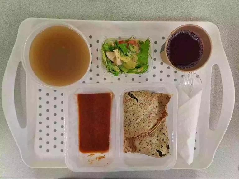 Obiad: dieta z ograniczeniem łatwoprzyswajalnych węglowodanów 

kompot owocowy b/c 250ml, żurek z ziemniakami 400 ml (gluten, seler, mleko), naleśniki ze szpinakiem i fetą 300 g (jaja, gluten, mleko), sos pomidorowy 100 ml(mleko), mix warzyw w sosie vinegret 150 g