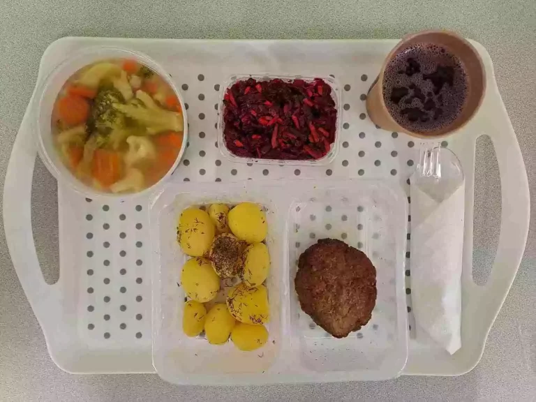 Obiad: dieta podstawowa
kompot owocowy b/c 250ml, brokułowa z makaronem 400ml (gluten, seler, jaja mleko), kotlet mielony wieprzowy 100 g (jaja, gluten, mleko), ziemniaki gotowane z koperkiem 200 g, sałatka z buraczków, marchewki i ogórka kiszonego 150 g Obiad: dieta podstawowa
kompot owocowy b/c 250ml, brokułowa z makaronem 400ml (gluten, seler, jaja mleko), kotlet mielony wieprzowy 100 g (jaja, gluten, mleko), ziemniaki gotowane z koperkiem 200 g, sałatka z buraczków, marchewki i ogórka kiszonego 150 g