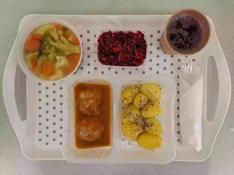 Obiad: dieta z ograniczeniem łatwoprzyswajalnych węglowodanów
kompot owocowy b/c 250ml, brokułowa z makaronem 400ml (gluten, seler, jaja, mleko), klops gotowany drobiowy 100 g (jaja, gluten, mleko), sos własny 70ml (gluten), ziemniaki gotowane z koperkiem 200 g, sałatka z buraczków, marchewki i ogórka kiszonego 150 g Obiad: dieta z ograniczeniem łatwoprzyswajalnych węglowodanów
kompot owocowy b/c 250ml, brokułowa z makaronem 400ml (gluten, seler, jaja, mleko), klops gotowany drobiowy 100 g (jaja, gluten, mleko), sos własny 70ml (gluten), ziemniaki gotowane z koperkiem 200 g, sałatka z buraczków, marchewki i ogórka kiszonego 150 g