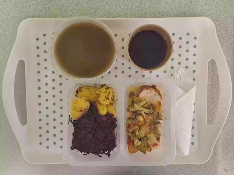 Obiad: dieta z ograniczeniem łatwoprzyswajalnych węglowodanów 

kompot owocowy b/c 250ml, szpinakowa z ryżem 400 ml (mleko,seler), filet z kurczaka zapiekany z brokułem, papryką i mozzarellą 130 g (mleko), ziemniaki gotowane z koperkiem 200 g, kapusta czerwona duszona 150 g