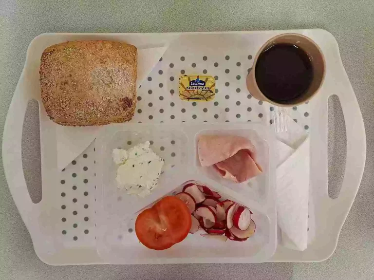 Śniadanie: dieta podstawowa

herbata czarna b/c 250ml, bułka graham100 g (gluten), margaryna 60% tł. 10 g, pasta twarogowa ze szczypiorkiem 50 g (mleko), wędlina z indyka 40 g (soja), rzodkiewka plastry 30 g, pomidor 70 g