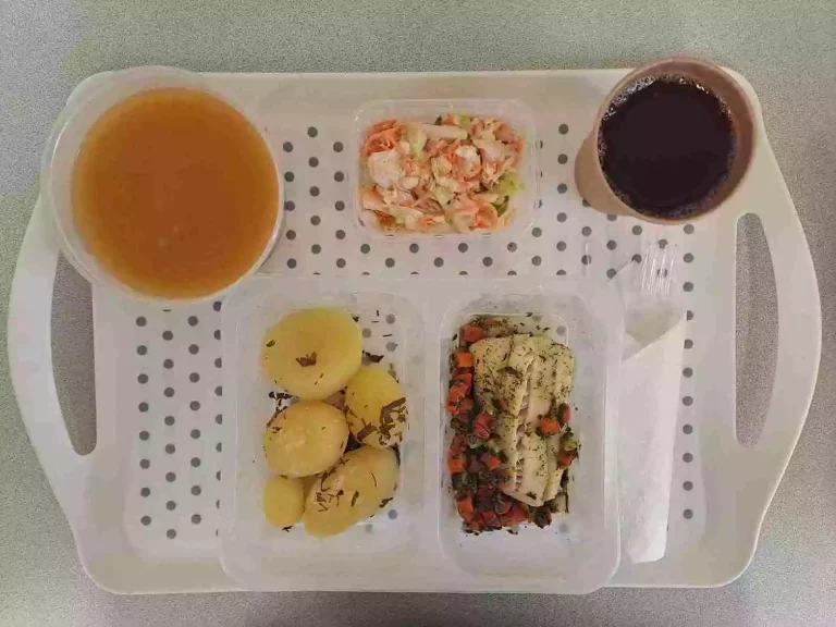 Obiad: dieta z ograniczeniem łatwoprzyswajalnych węglowodanów 

kompot owocowy b/c 250ml, krem z grochu z majerankiem 400 ml (seler, mleko), miruna zapiekana w warzywach 130 g (ryba, seler), ziemniaki gotowane z koperkiem 200 g, surówka z kapusty pekioskiej, marchewki, z kukurydzą i jogurtem 150 g (mleko)