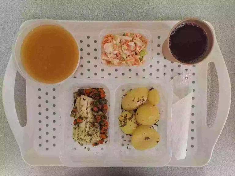 Obiad: dieta podstawowa

kompot owocowy b/c 250ml, krem z grochu z majerankiem 400 ml (seler, mleko), miruna zapiekana w warzywach 130 g (ryba, seler), ziemniaki gotowane z koperkiem 200 g, surówka z kapusty pekioskiej, marchewki, z kukurydzą i jogurtem 150 g (mleko)