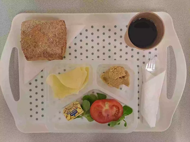 Śniadanie: dieta podstawowa

herbata czarna b/c 250ml, bułka graham100 g (gluten), margaryna 60% tł. 10 g, ser żółty 40 g (mleko), hummus 50 g (sezam), roszponka 10 g, pomidor 90 g