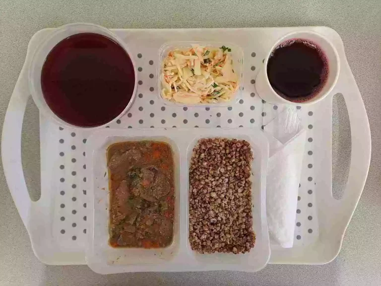 Obiad: dieta podstawowa

kompot owocowy - 250ml, barszcz czerwony z ziemniakami i botwinką - 400ml (seler, mleko), wątróbka drobiowa gotowana w s/w - 200g, kasza gryczana - 200g, surówka colesław - 150g (mleko)