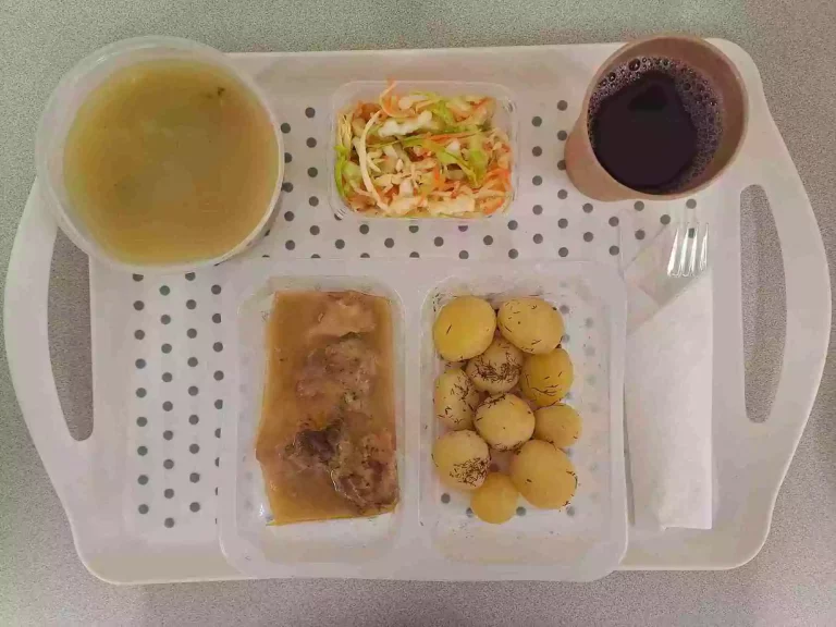 Obiad: dieta z ograniczeniem łatwoprzyswajalnych węglowodanów 

kompot owocowy b/c 250ml, zupa brokułowa z makaronem 400ml (mleko, gluten, jaja, seler), udziec z kurczaka gotowany 80 g, sos pietruszkowy 50 ml (mleko), ziemniaki gotowane 200 g, surówka wielowarzywna 150g