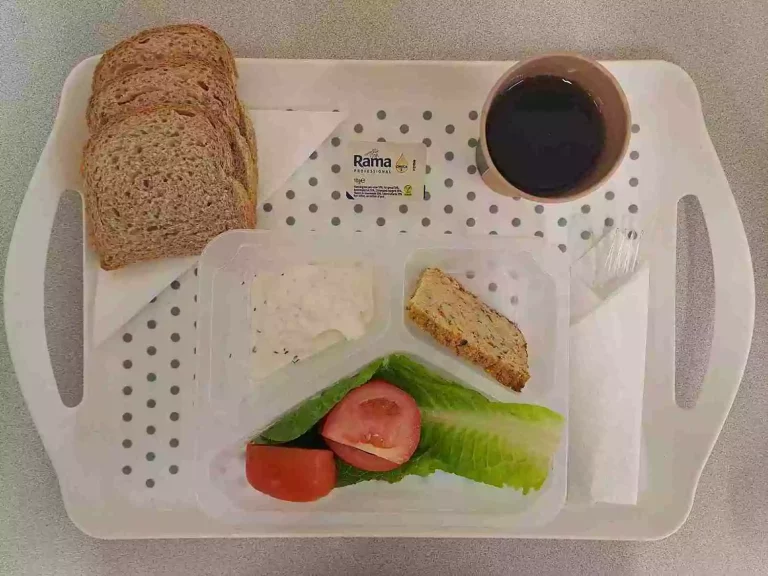 Śniadanie: dieta z ograniczeniem łatwoprzyswajalnych węglowodanów

herbata czarna b/c - 250ml, chleb graham - 100g (gluten, sezam), margaryna 60% tł. -10g, serek homogenizowany ziołowy - 30g (mleko), pasztet z cukinii – 50g (gluten, jaja, seler), sałata rzymska - 20g, pomidor 80 g