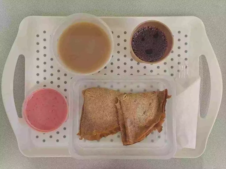 Obiad: dieta z ograniczeniem łatwoprzyswajalnych węglowodanów 

kompot owocowy b/c 250ml, zupa pieczarkowa z ziemniakami - 400ml (mleko, seler, gluten, jaja), naleśniki z serem 300g (gluten, mleko, jaja), mus truskawkowy b/c 100 ml (mleko)