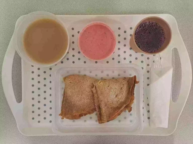 Obiad: dieta podstawowa

kompot owocowy b/c 250ml, zupa pieczarkowa z ziemniakami - 400ml (mleko, seler, gluten, jaja), naleśniki z serem 300g (gluten, mleko, jaja), mus truskawkowy b/c 100 ml (mleko)