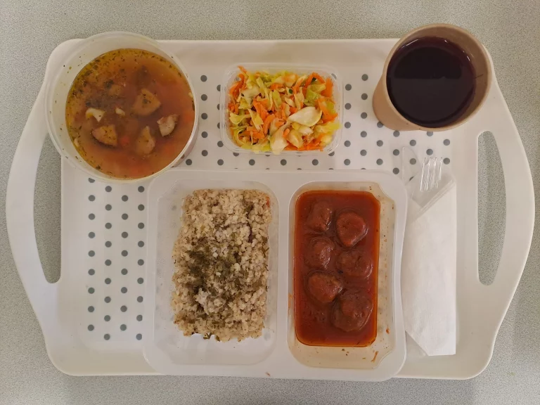 Obiad, dieta podstawowa: kompot owocowy b/c 250ml, zupa grochowa z ziemniakami - 400ml (seler, mleko), klopsiki wieprzowe 80g (jaja, seler, gluten), sos pomidorowy 50 ml (gluten, mleko),
kasza jęczmienna 150g (gluten), surówka z młodej kapusty z marchewką i koperkiem 150 g Obiad, dieta podstawowa: kompot owocowy b/c 250ml, zupa grochowa z ziemniakami - 400ml (seler, mleko), klopsiki wieprzowe 80g (jaja, seler, gluten), sos pomidorowy 50 ml (gluten, mleko),
kasza jęczmienna 150g (gluten), surówka z młodej kapusty z marchewką i koperkiem 150 g