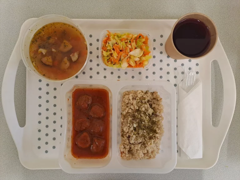 Obiad, dieta z ograniczeniem łatwo przyswajalnych węglowodanów: kompot owocowy b/c 250ml, zupa grochowa z ziemniakami - 400ml (seler, mleko), klopsiki wieprzowe 80g (jaja, seler, gluten), sos pomidorowy 50 ml (gluten, mleko), kasza jęczmienna 150g (gluten), surówka z młodej kapusty z marchewką i koperkiem 150 g Obiad, dieta z ograniczeniem łatwo przyswajalnych węglowodanów: kompot owocowy b/c 250ml, zupa grochowa z ziemniakami - 400ml (seler, mleko), klopsiki wieprzowe 80g (jaja, seler, gluten), sos pomidorowy 50 ml (gluten, mleko), kasza jęczmienna 150g (gluten), surówka z młodej kapusty z marchewką i koperkiem 150 g