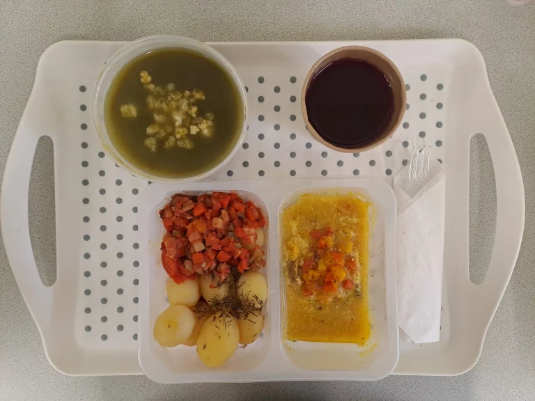 Obiad, dieta z ograniczeniem łatwo przyswajalnych węglowodanów: kompot owocowy b/c 250ml, zupa krem szpinakowy z grzankami – 400ml (gluten, mleko, seler), łosoś na parze w sosie ziołowo-cytrynowym 80g + 50 ml sosu, ziemniaki gotowane 200g, warzywa po grecku 150 g (seler)