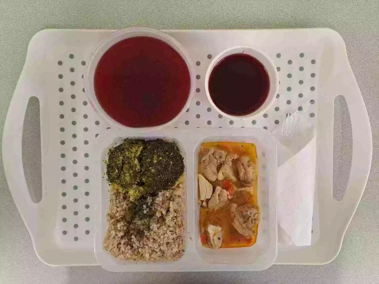 Obiad: dieta z ograniczeniem łatwoprzyswajalnych węglowodanów 

kompot owocowy b/c 250ml, barszcz czerwony z ziemniakami i botwinką 400ml (seler, mleko), potrawka z kurczaka 150 g (seler, gluten), kasza jęczmienna 150 g (gluten), brokuł gotowany 150 g