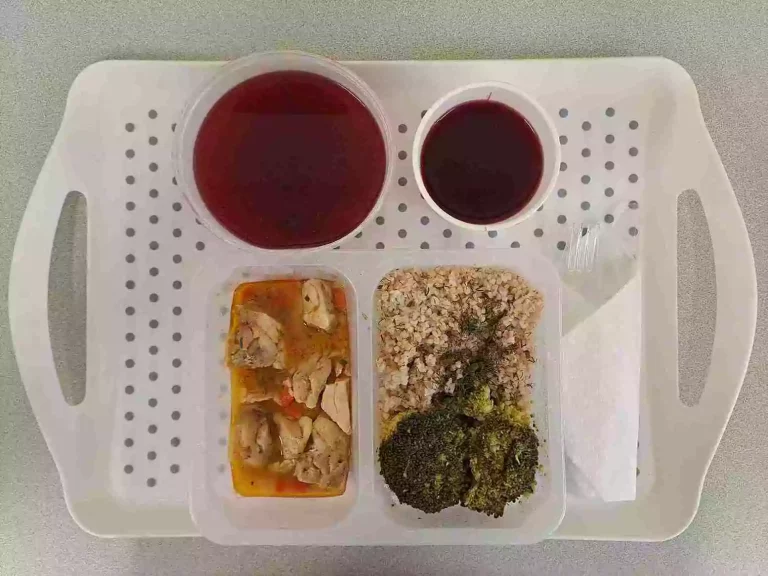 Obiad: dieta podstawowa

kompot owocowy b/c 250ml, barszcz czerwony z ziemniakami i botwinką 400ml (seler, mleko), potrawka z kurczaka 150 g (seler, gluten), kasza jęczmienna 150 g (gluten), brokuł gotowany 150 g
