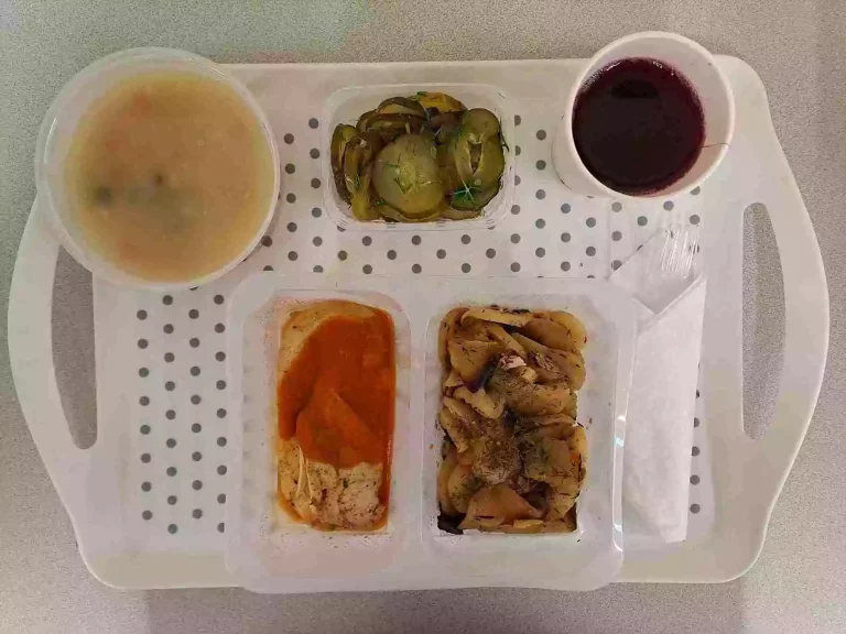 Obiad: dieta z ograniczeniem łatwoprzyswajalnych węglowodanów 

kompot owocowy - 250ml, zupa jarzynowa z ziemniakami – 400ml (mleko, seler), filet z kurczaka w sosie z pieczonej papryki - 100 + 50g, talarki ziemniaczane - 200g, surówka z ogórków kiszonych – 150g