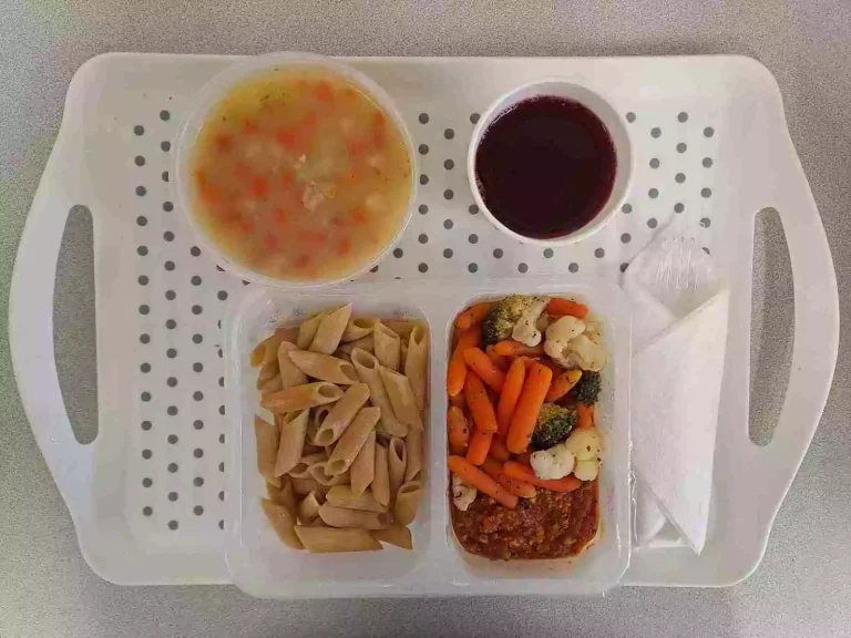 Obiad: dieta z ograniczeniem łatwoprzyswajalnych węglowodanów 

kompot owocowy - 250ml, krupnik z mięsem i ziemniakami - 400ml, (seler, gluten), makaron razowy 200g (gluten, jaja), sos bolońskiz mięsem drobiowym (dieta) – 200ml, mix warzyw gotowanych – 150g