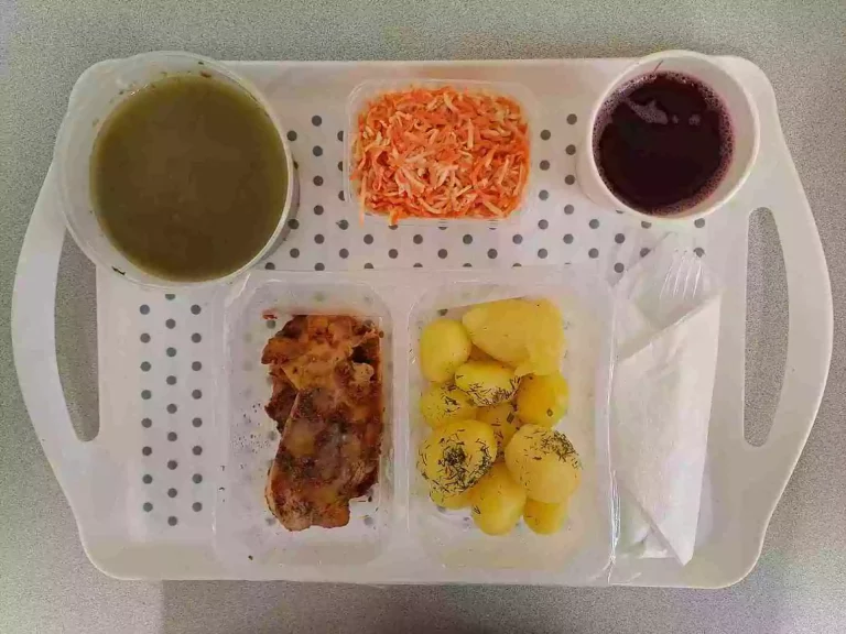 Obiad: dieta z ograniczeniem łatwoprzyswajalnych węglowodanów 

kompot owocowy b/c 250 ml, szpinakowa z ziemniakami 400 ml (seler, mleko), grillowany filet z kurczaka zapiekany z suszonymi pomidorami i mozzarellą 120 g (mleko), ziemniaki gotowane z koperkiem 200 g, surówka z selera i marchwi 150 g (seler, mleko)

