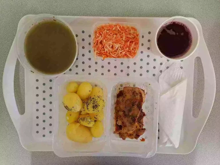 Obiad: dieta podstawowa

kompot owocowy b/c 250 ml, szpinakowa z ziemniakami 400 ml (seler, mleko), grillowany filet z kurczaka zapiekany z suszonymi pomidorami i mozzarellą 120 g (mleko), ziemniaki gotowane z koperkiem 200 g, surówka z selera i marchwi 150 g (seler, mleko)