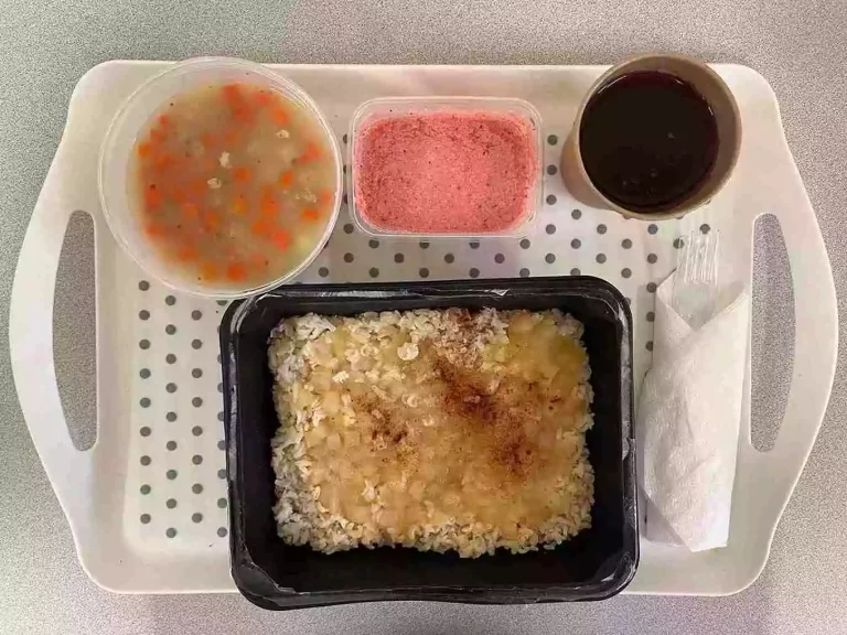 Obiad: dieta z ograniczeniem łatwoprzyswajalnych węglowodanów 

kompot owocowy b/c 250ml, krupnik z ziemniakami i mięsem drobiowym 400 ml (gluten, seler), ryż brązowy zapiekany z jabłkami i cynamonem 400g, sos jogurtowo – truskawkowy z dodatkiem słodzika 100 ml (mleko)
