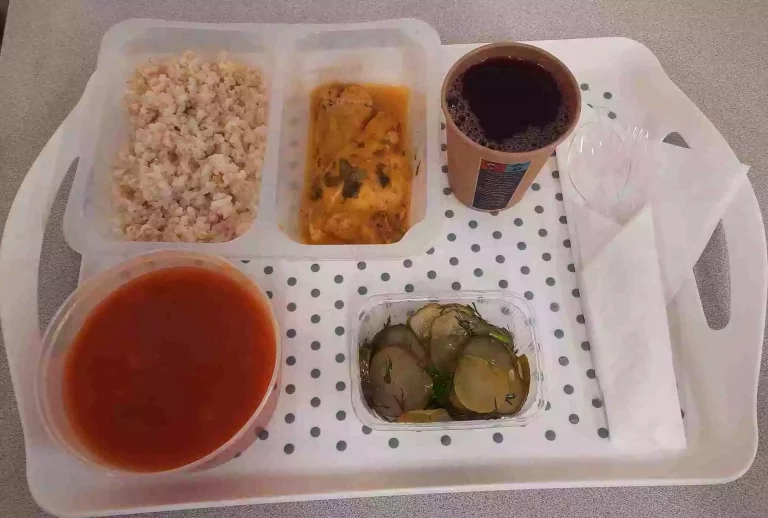 Obiad: dieta z ograniczeniem łatwoprzyswajalnych węglowodanów 

kompot owocowy b/c 250ml, pomidorowa z zacierką 400ml (jaja, gluten, mleko, seler), kurczak pieczony w sosie musztardowym 100 g /70 ml (mleko), ryż brązowy 200 g, surówka z ogórków kiszonych 150 g