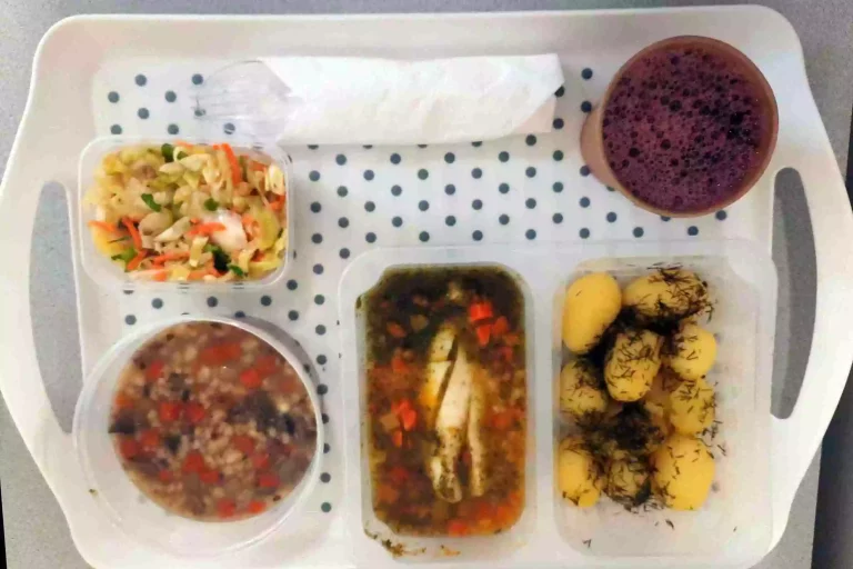 Obiad: dieta podstawowa

kompot owocowy b/c 250ml, pieczarkowa z zacierką 400ml (gluten, seler, jaja, mleko), morszczuk gotowany w sosie szpinakowym100 g/70 ml (ryba, mleko), ziemniaki gotowane z koperkiem 200 g, surówka z białej kapusty i jabłka 150 g (mleko)