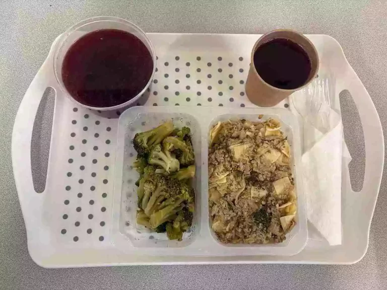 Obiad: dieta podstawowa

kompot owocowy b/c 250ml, barszcz czerwony z ziemniakami i botwinką 400 ml (mleko, seler), łazanki z mięsem wieprzowym 400 g (jaja, gluten), brokuł gotowany 150 g