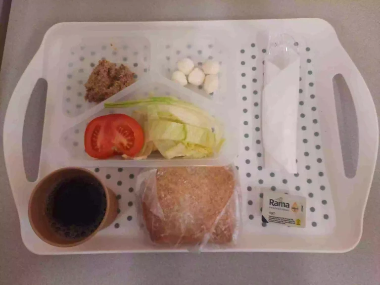 Śniadanie: dieta z ograniczeniem łatwoprzyswajalnych węglowodanów

herbata czarna b/c 250ml, bułka graham100 g (gluten), margaryna 60% tł. 10 g, pasta ze słonecznika i pieczonej papryki 50 g, mozzarella light 40 g (mleko), sałata lodowa 30 g, pomidor 70 g