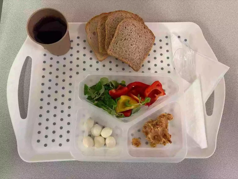 Śniadanie: dieta podstawowa

herbata czarna b/c 250ml, chleb graham 70 g (gluten, sezam), chleb pszenny 30 g (gluten), pasta z ciecierzycy i suszonych pomidorów 50 g, mozzarella light 40 g (mleko), roszponka 10 g, papryka świeża 90 g