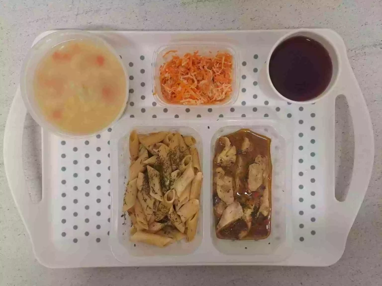 Obiad: dieta z ograniczeniem łatwoprzyswajalnych węglowodanów 

kompot owocowy b/c 250ml, kalafiorowa z ziemniakami 400ml (seler, mleko), mięso z udźca indyka pieczone 80 g, sos pieczarkowy 50 ml (gluten, mleko), makaron pełnoziarnisty 200 g (jaja, gluten), surówka z marchwi, selera i jabłka z jogurtem 150 g (seler, mleko)