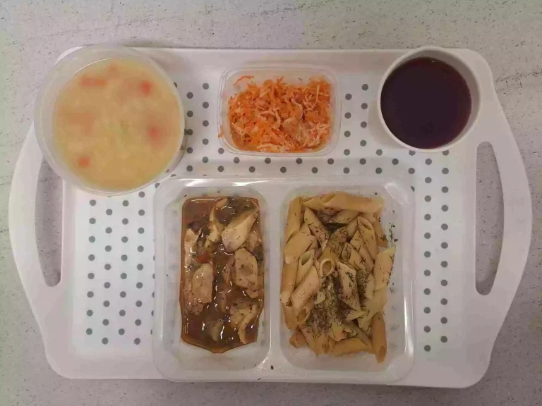Obiad: dieta podstawowa

kompot owocowy b/c 250ml, kalafiorowa z ziemniakami 400ml (seler, mleko), mięso z udźca indyka pieczone 80 g, sos pieczarkowy 50 ml (gluten, mleko), makaron pełnoziarnisty 200 g (jaja, gluten), surówka z marchwi, selera i jabłka z jogurtem 150 g (seler, mleko)