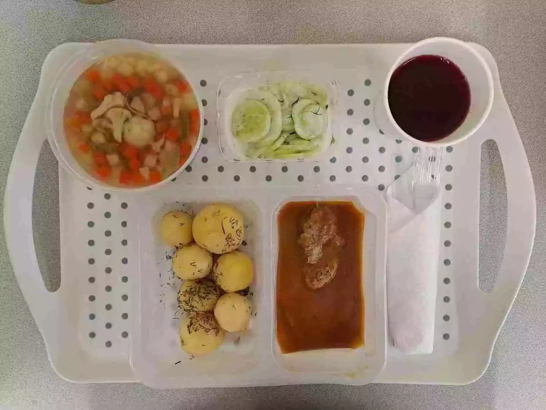 Obiad: dieta z ograniczeniem łatwoprzyswajalnych węglowodanów 

kompot owocowy b/c 250 ml, zupa jarzynowa z ryżem 400ml (mleko, seler), szynka wieprzowa gotowana 80g, sos własny 50ml (gluten), ziemniaki gotowane 200g, mizeria 150 g (mleko)