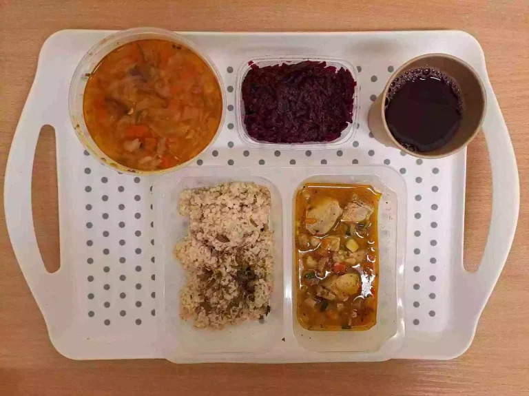 Obiad: dieta z ograniczeniem łatwoprzyswajalnych węglowodanów 

kompot owocowy b/c 250ml, kapuśniak z młodej kapusty z ziemniakami 400 ml (seler), gulasz z indyka 150 g (gluten), kasza jęczmienna 200 g (gluten), ćwikła z chrzanem 150 g