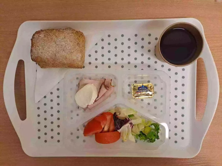 Śniadanie: dieta z ograniczeniem łatwoprzyswajalnych węglowodanów

erbata czarna b/c - 250ml, bułka graham - 100g (gluten), margaryna 60% tł. -10g, ser mozzarella plastry 30 g (mleko), schab pieczony 40 g (soja), mix sałat 20 g, pomidor 80 g