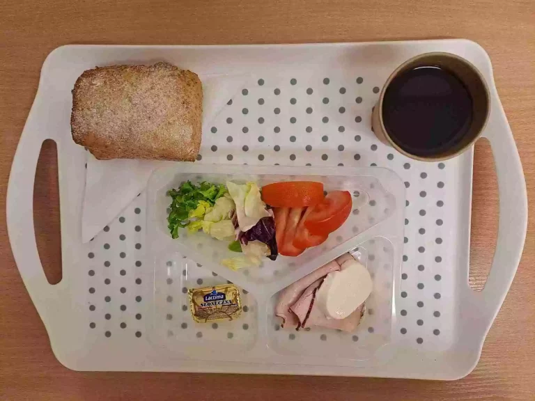 Śniadanie: dieta podstawowa

herbata czarna b/c - 250ml, bułka graham - 100g (gluten), margaryna 60% tł. -10g, ser mozzarella plastry 30 g (mleko), schab pieczony 40 g (soja), mix sałat 20 g, pomidor 80 g