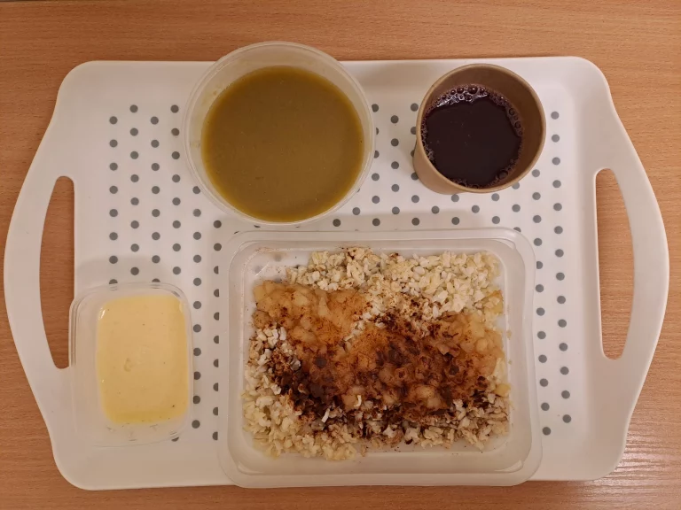 Obiad, dieta podstawowa: kompot owocowy b/c 250 ml, krem z brokuła z grzankami 400 ml (mleko, seler, gluten), ryż brązowy zapiekany z jabłkami i cynamonem 350 g (mleko), sos budyniowy z słodzikiem 100 ml (mleko)