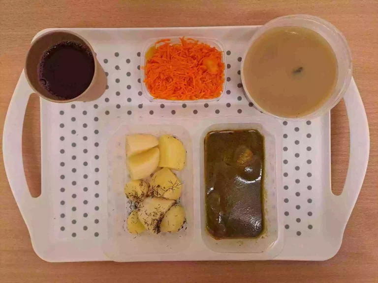Obiad: dieta z ograniczeniem łatwoprzyswajalnych węglowodanów 

kompot owocowy b/c 250 ml, pieczarkowa z makaronem 400 ml (seler, gluten, jaja, mleko), bitka drobiowa 80 g (gluten), sos szpinakowy 50 ml (gluten, mleko), ziemniaki gotowane 200 g, surówka z marchwi, jabłka i brzoskwini 150 g