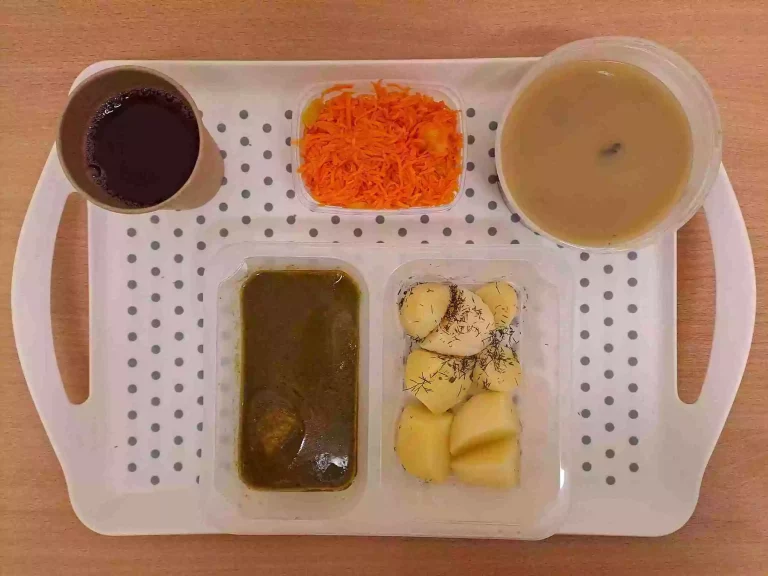 Obiad: dieta podstawowa

kompot owocowy b/c 250 ml, pieczarkowa z makaronem 400 ml (seler, gluten, jaja, mleko), bitka drobiowa 80 g (gluten), sos szpinakowy 50 ml (gluten, mleko), ziemniaki gotowane 200 g, surówka z marchwi, jabłka i brzoskwini 150 g