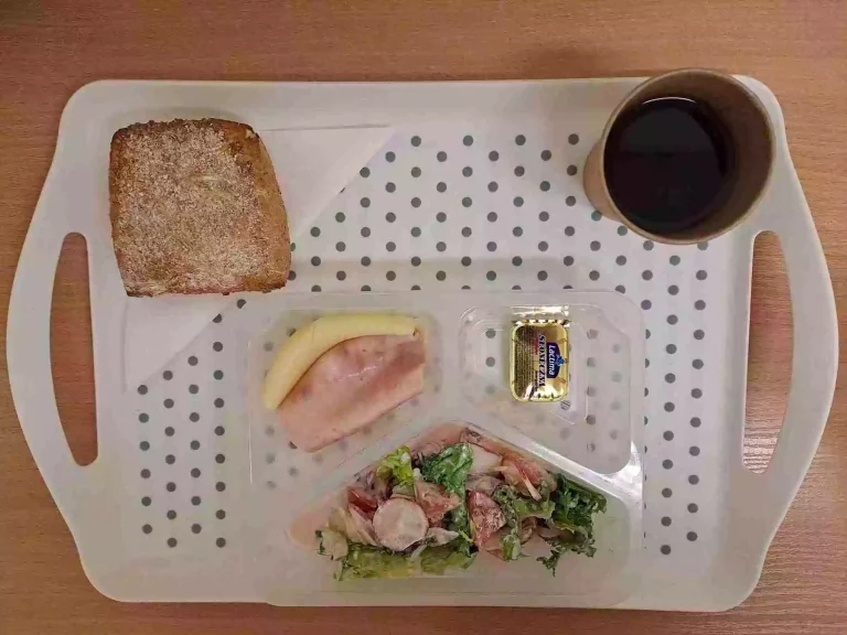 Śniadanie: dieta podstawowa

herbata czarna b/c - 250ml, bułka graham - 100g (gluten), margaryna 60% tł. - 10g, ser żółty 30 g (mleko),wędlina z indyka 40 g (soja), sałatka z rzodkiewki i pomidora z jogurtem naturalnym 100 g (mleko)