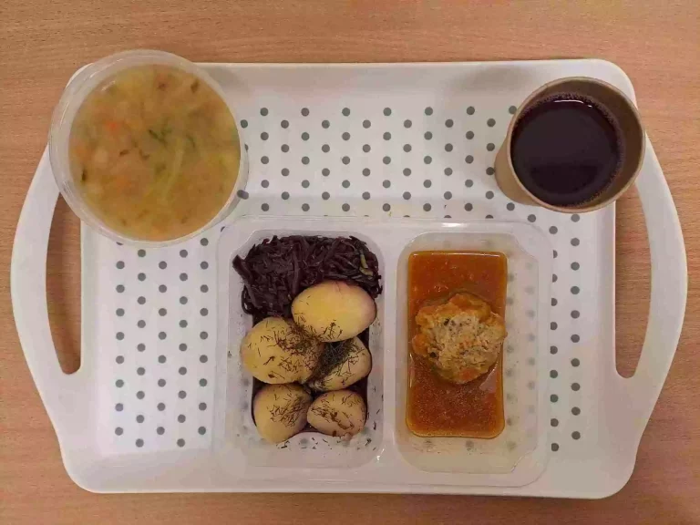 Obiad: dieta z ograniczeniem łatwoprzyswajalnych węglowodanów 

kompot owocowy b/c 250 ml, ogórkowa z ryżem 400 ml (seler, mleko), klopsik drobiowy z cukinią 80g (jaja, gluten), sos własny 50 ml (mleko, gluten), ziemniaki gotowane 200 g, kapusta czerwona duszona 150 g
