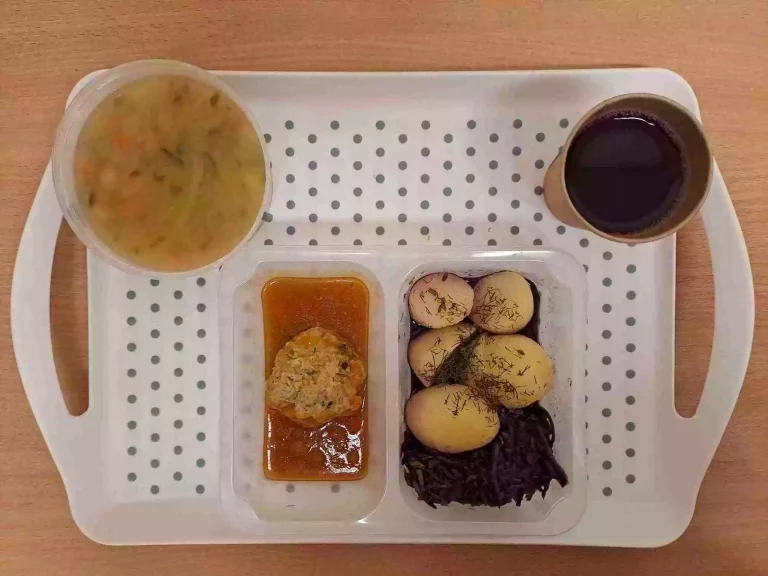 Obiad: dieta podstawowa

kompot owocowy b/c 250 ml, ogórkowa z ryżem 400 ml (seler, mleko), klopsik drobiowy z cukinią 80g (jaja, gluten), sos własny 50 ml (mleko, gluten), ziemniaki gotowane 200 g, kapusta czerwona duszona 150 g