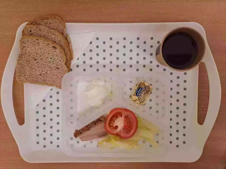Śniadanie: dieta z ograniczeniem łatwoprzyswajalnych węglowodanów

herbata czarna b/c - 250ml, chleb graham - 100g (sezam, gluten), margaryna 60 % tł. 10 g, pasztet drobiowy 40g (seler, gluten, jaja),  twarożek 40 g (mleko), sałata lodowa 20 g, pomidor 80 g
