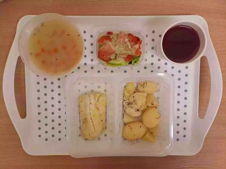 Obiad: dieta z ograniczeniem łatwoprzyswajalnych węglowodanów 

kompot owocowy b/c 250 ml, zupa grysikowa 400 ml (gluten, seler), morszczuk pieczony 80g, ziemniaki gotowane z koperkiem - 200g, mix warzyw z sosem vinegret 150 g